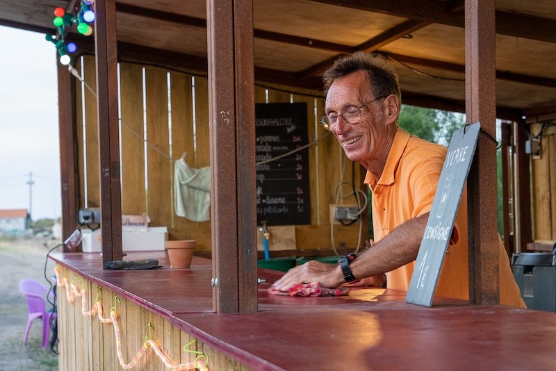 Le bar du théâtre d'Ardoise un soir de concert. Préparation.