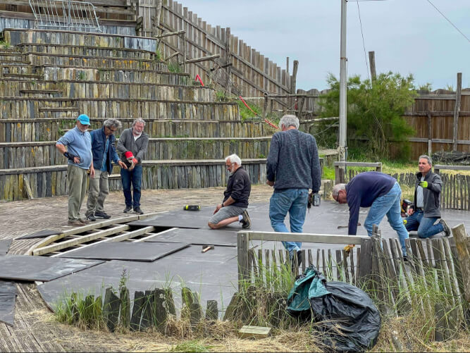 benevoles en train de refaire le plancher du théatre d'ardoise